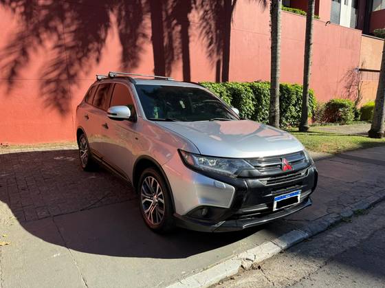 MITSUBISHI OUTLANDER 3.0 GT 4X4 V6 24V GASOLINA 4P AUTOMÁTICO MITSUBISHI OUTLANDER 3.0 GT 4X4 V6 24V GASOLINA 4P AUTOMÁTICO